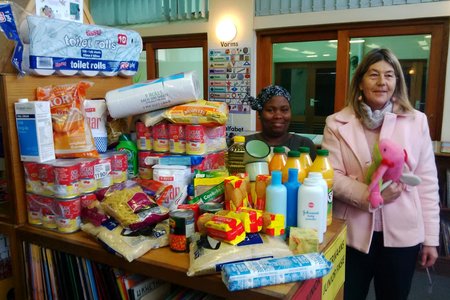 Sharman Geldenhuys van Gansbaai Biblioteek by Loslit-dagitems wat die Biblioteek bymekaar gemaak het